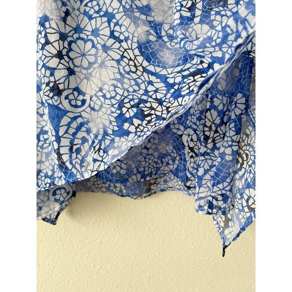 Fever Blue/White Double Layered Sleeveless Blouse Size Large - Picture 3 of 5